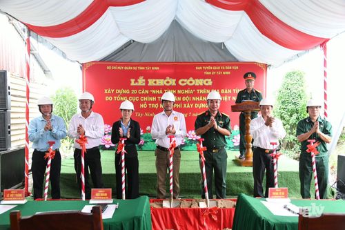 Các đại biểu thực hiện nghi thức khởi công.