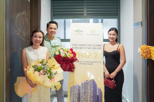 Gia đình ông Đoàn Văn Tuệ trong ngày nhận bàn giao nhà tại Victoria Village. Ảnh: Novaland.