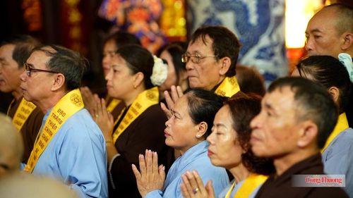 Sự thành kính và niềm xúc động hiện rõ trên gương mặt các Phật tử. Tất cả cùng chắp tay thanh tịnh, nhất tâm hướng để cầu nguyện cho anh linh các thế hệ cha anh đã ngã xuống. 