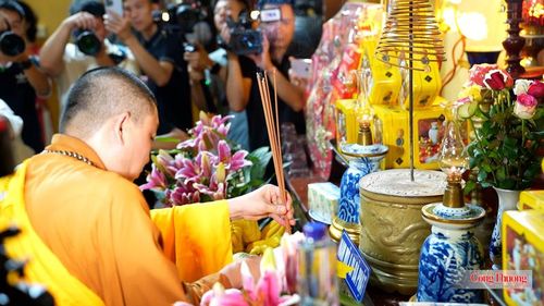 Nghi thức dâng nén tâm hương trước ban Tam bảo được cử hành hết sức thành kính, thiêng liêng. 