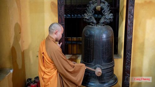 Đúng 5h00 sáng ngày 27/7, thực hiện chỉ đạo của Giáo hội, tự viện thực hiện cử ba hồi chuông. 