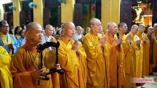 Hàng ngũ chư Tôn Đức Tăng tụng kinh cầu tưởng niệm, một lòng hướng tâm tưởng nhớ công đức hy sinh to lớn của các anh hùng liệt sĩ đã hiến dâng trọn vẹn tuổi thanh xuân và xương máu vì nền độc lập, tự do của Tổ quốc. 