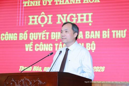 Thường trực Ban Tổ chức Trung ương Hoàng Trung Dũng công bố các quyết định.