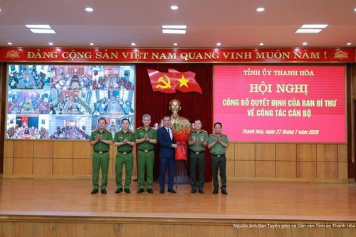 Các đồng chí Ủy viên Ban Thường vụ Tỉnh ủy Thanh Hóa và Ban Giám đốc Công an tỉnh Thanh Hóa tặng hoa chúc mừng đồng chí Tô Anh Dũng. Ảnh: Ban Tuyên giáo và Dân vận Tỉnh ủy Thanh Hóa