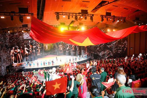 Thông qua buổi biểu diễn đặc biệt dành tặng các cựu chiến binh, “Đất nước thiên hùng ca” không chỉ mang đến một trải nghiệm nghệ thuật mới mẻ mà còn trở thành không gian để các thế hệ hôm nay bày tỏ sự tri ân đối với những người đã cống hiến cho độc lập, tự do của dân tộc.