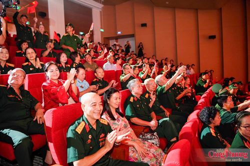 Trong suốt thời gian trình diễn, các cựu chiến binh gần như không rời mắt trước những màn trình diễn sinh động cùng sân khấu hiện đại hoành tráng.