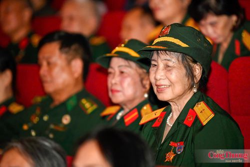 “Thế hệ của các cháu bây giờ làm được những thước phim này để đền đáp công ơn của các thế hệ trước, chúng tôi rất xúc động. Mọi người đều thấy được cảnh đất nước mình vươn lên, từ lúc khó khăn cho đến khi thanh bình như bây giờ. Những cảnh diễn về mất mát trong chiến thắng Bạch Đằng hay hình ảnh người anh hùng lấy thân mình chèn pháo khiến chúng tôi nhớ lại và vô cùng cảm động”, bà Nguyễn Thị Kim Anh, cựu chiến binh thuộc Binh đoàn Trường Sơn chia sẻ cảm nhận sau show diễn.