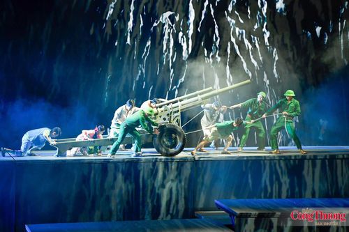 Với sự kết hợp giữa nghệ thuật trình diễn, âm nhạc và công nghệ hiện đại, show nghệ thuật đưa khán giả trở thành một phần của câu chuyện lịch sử.
