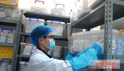 Các kỹ thuật viên lấy mẫu tại kho lưu giữ đem đi phân tích, giám định.