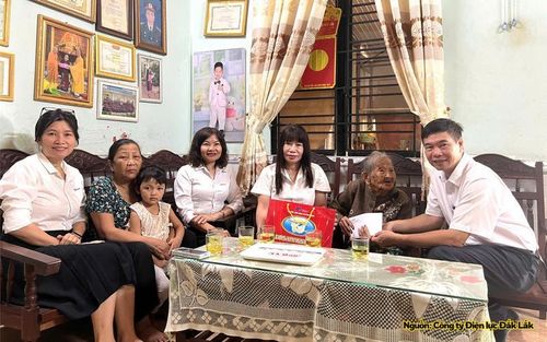 PC Đắk Lắk thăm Mẹ Việt Nam anh hùng Thái Thị Tài (thứ 2 từ phải sang) tại nhà riêng.