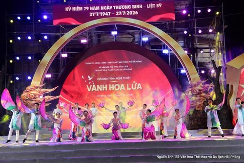 Chương trình nghệ thuật đặc biệt "Vành hoa lửa" để lại nhiều cảm xúc trong đông đảo nhân dân và du khách.