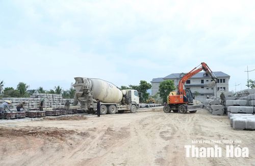 Dự án Tổ hợp khách sạn dịch vụ và thương mại Hoàng Tuấn của Công ty TNHH Hoàng Tuấn (xã Hoằng Tiến) được đẩy nhanh tiến độ sau khi có chỉ đạo tháo gỡ khó khăn, vướng mắc. Ảnh: Phong Sắc
