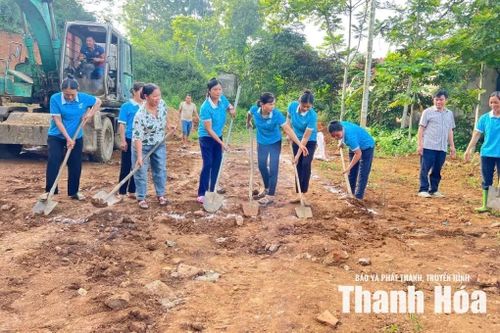 Phụ nữ xã Cẩm Thủy giúp ngày công xây nhà tình nghĩa cho gia đình chính sách.
