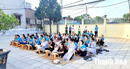 Hội LHPN phường Bỉm Sơn phối hợp với chùa Thiên Phúc cầu siêu cho các Anh hùng liệt sĩ, Mẹ Việt Nam Anh hùng tại Đài Tưởng niệm Liệt sĩ Hà Vinh.
