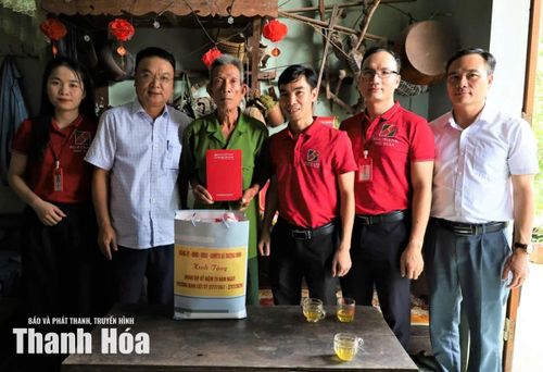Đại diện xã Thượng Ninh và Ngân hàng Agribank Chi nhánh Như Xuân Nam Thanh Hóa trao quà cho người có công trên địa bàn.