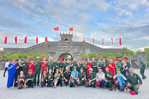 Câu lạc bộ Doanh nghiệp - Doanh nhân CCB và Hội CCB phường Bỉm Sơn tổ chức hành trình về nguồn tại Thành cổ Quảng Trị.