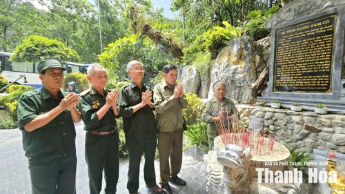 Ông Nguyễn Trường Tam (ngoài cùng bên trái) và các cựu TNXP N237 dâng hương tưởng niệm các Anh hùng liệt sĩ.