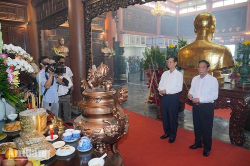 Nguyên Thủ tướng Chính phủ Nguyễn Tấn Dũng và Đại tướng Lê Hồng Anh dâng hương Quốc Tổ Hùng Vương tại đền. Ảnh: THỤY DU