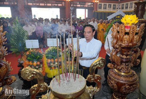 Đại tướng Lê Hồng Anh dâng hương tại đền. Ảnh: THỤY DU