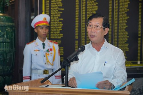 Phó Chủ tịch UBND tỉnh An Giang Lê Văn Phước phát biểu tại Lễ dâng hoa, dâng hương, Lễ giỗ Anh hùng Liệt sĩ và Người có công tỉnh. Ảnh: THỤY DU
