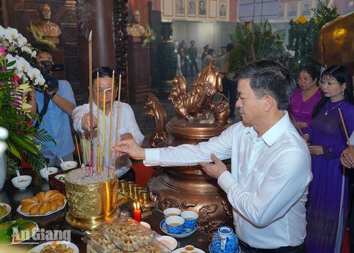 Ủy viên Trung ương Đảng, Bí thư Tỉnh ủy An Giang Lê Quang Tùng dâng hương tại đền. Ảnh: THỤY DU