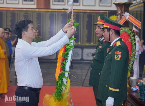 Bí thư Tỉnh ủy An Giang Lê Quang Tùng chỉnh trang vòng hoa trước khi thực hiện nghi thức dâng hoa tại đền tưởng niệm. Ảnh: THỤY DU