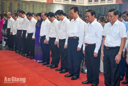 Đại biểu dành phút mặc niệm tại Đền tưởng niệm Anh hùng Liệt sĩ và Người có công tỉnh An Giang. Ảnh: THỤY DU