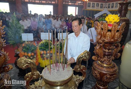 Nguyên Thủ tướng Chính phủ Nguyễn Tấn Dũng dâng hương các anh hùng liệt sĩ và người có công tại buổi lễ. Ảnh: THỤY DU