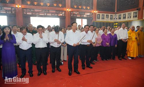 Đại biểu dâng hương cho các anh hùng liệt sĩ và người có công tại buổi lễ. Ảnh: THỤY DU