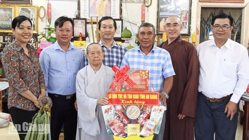Phó Giám đốc Sở Dân tộc và Tôn giáo tỉnh An Giang Danh Lắm tặng quà Ni trưởng Thích nữ Diệu Thông (Ni cô Huyền Trang), Trụ trì chùa Thất Bửu, xã An Châu, người bị nhiễm chất độc hóa học.