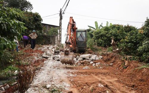 Người dân thôn Cả Am, xã Phúc Hòa hiến đất mở rộng đường ngõ.