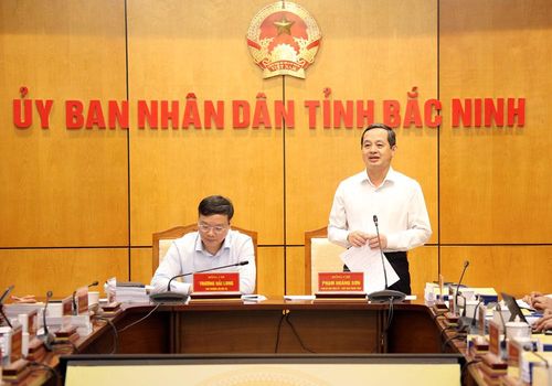  Chủ tịch UBND tỉnh Phạm Hoàng Sơn phát biểu tại buổi làm việc. 