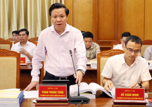  Đồng chí Phan Trung Tuấn, Vụ trưởng Vụ Chính quyền địa phương (Bộ Nội vụ) trao đổi tại buổi làm việc. 