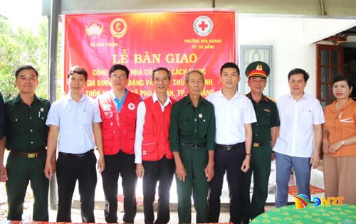 Anh Trần Đình Nam (thứ 3, bên trái sang) cùng các đơn vị bàn giao nhà mới cho cựu chiến binh Đặng Văn Ba (giữa) nhân kỷ niệm 79 năm Ngày Thương binh - Liệt sĩ. Ảnh: LAM PHƯƠNG