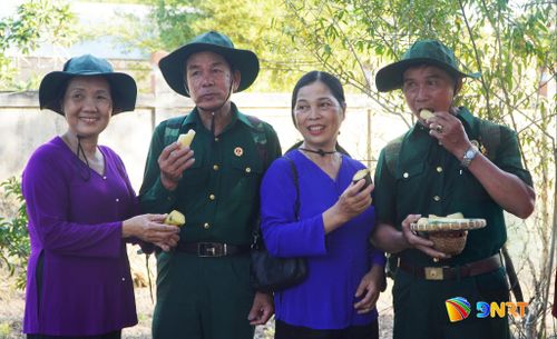 Người dân địa phương đón các cựu binh bằng bữa cơm chiến sĩ. Ảnh: PHAN VINH