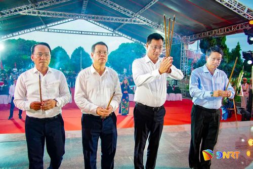 Lãnh đạo thành phố dâng hương lên đài tưởng niệm. Ảnh: BẢO LÂM