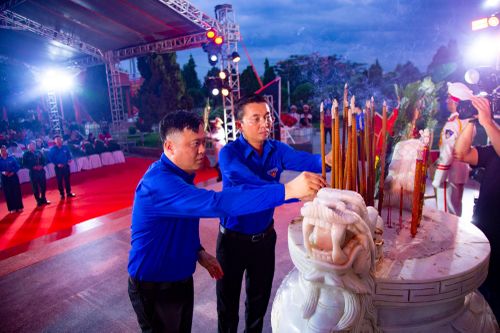 Thường trực Thành đoàn Đà Nẵng dâng hương tưởng niệm các anh hùng liệt sĩ. Ảnh: BẢO LÂM