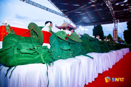 Hàng ghế đầu tiên dành cho anh linh các anh hùng liệt sĩ với những chiếc balo, mũ tai bèo và bông cúc trắng. Ảnh: BẢO LÂM