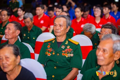 Buổi lễ có sự góp mặt của hơn 200 hội viên cựu chiến binh, cán bộ, nhân viên Viettel Đà Nẵng và đoàn viên, thanh niên các đơn vị trực thuộc Thành đoàn. Ảnh: BẢO LÂM