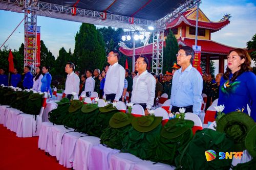 Trong không khí trang nghiêm, lãnh đạo thành phố và đại biểu dành phút mặc niệm, thành kính tưởng nhớ Chủ tịch Hồ Chí Minh, các anh hùng liệt sĩ, đồng chí, đồng bào đã anh dũng chiến đấu, hy sinh vì độc lập, tự do của Tổ quốc và hạnh phúc của nhân dân. Ảnh: BẢO LÂM