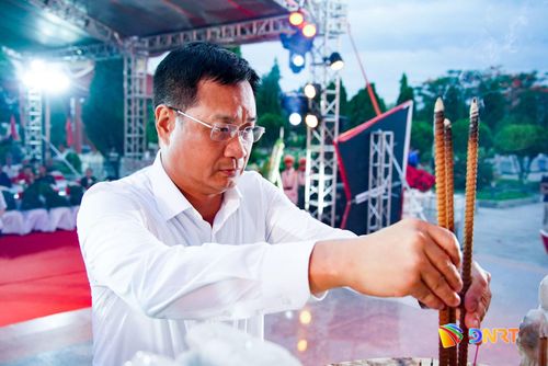 Ủy viên Trung ương Đảng, Bí thư Thành ủy, Trưởng đoàn Đại biểu Quốc hội thành phố Lê Ngọc Quang dâng hương các anh hùng liệt sĩ. Ảnh: BẢO LÂM