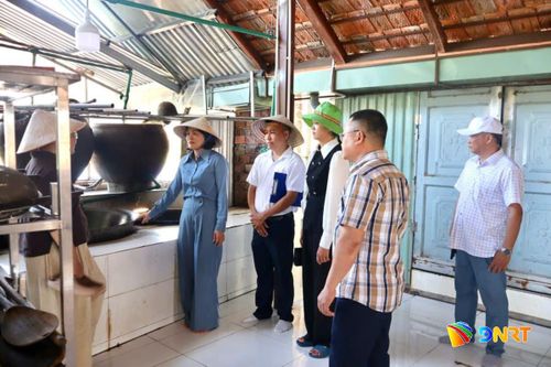 Đoàn công tác xã Phú Thuận tham quan quy trình sản xuất của Công ty TNHH Thực phẩm NOOM. Ảnh: HOÀNG LIÊN