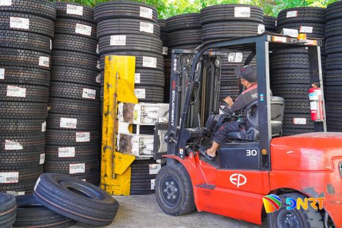 Sản xuất tại Công ty CP Cao su Đà Nẵng. Ảnh: MAI QUẾ