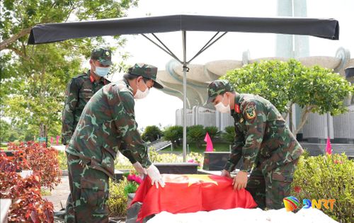 Hành trình lấy mẫu liệt sĩ được thực hiện bằng tất cả lòng thành kính, tri ân. Ảnh: HỒ QUÂN