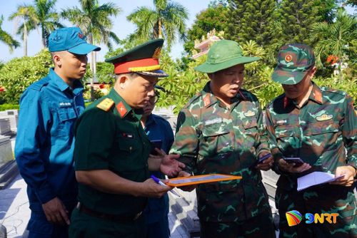 Các thành viên thực hiện nhiệm vụ số hóa trong Tổ lấy mẫu ADN liệt sĩ phường Ngũ Hành Sơn đang thực hiện nhiệm vụ tại Nghĩa trang liệt sĩ Hòa Quý. Ảnh: NGÂN KHÁNH