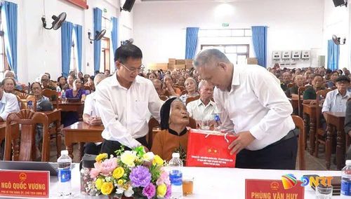 Lãnh đạo xã Trà My tặng quà tri ân công lao của Mẹ Việt Nam anh hùng nhân 27/7. Ảnh: D.LỆ