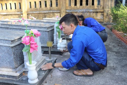 Thanh niên phường Hải Vân chăm sóc phần mộ liệt sĩ.