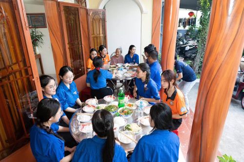 Không khí ấm áp của chương trình “Bữa cơm tri ân” tại gia đình bà Dương Thị Hiền (phường Hòa Khánh).