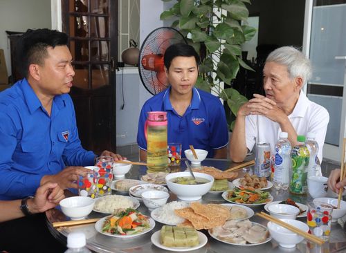Đoàn phường Cẩm Lệ tổ chức bữa cơm tri ân tại gia đình liệt sĩ.