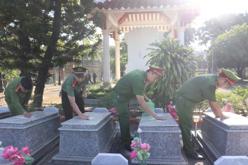 Tuổi trẻ phường Hải Vân ra quân dọn vệ sinh, chỉnh trang cảnh quan tại các nghĩa trang liệt sĩ trên địa bàn.